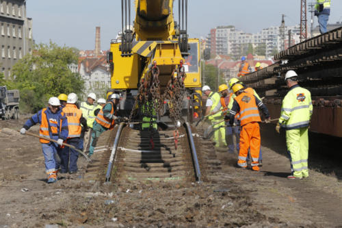 Práce na demontáží kolejí v oblasti Vršovického nádraží