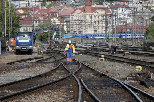 Práce na demontáží kolejí v oblasti Vršovického nádraží